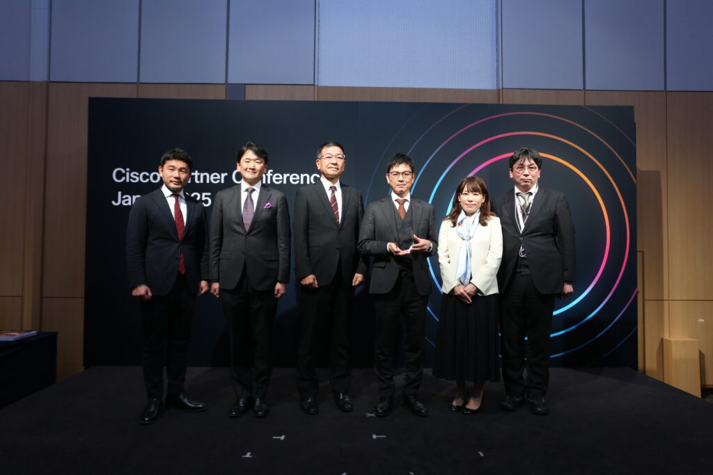 シスコシステムズ合同会社　執行役員　公共・広域事業統括　石原 洋平 様  シスコシステムズ合同会社　社長執行役員　濱田 義之 様  日本電通株式会社　パブリックソリューション事業部　事業部長　辻田 康秀  日本電通株式会社　代表取締役社長　川副 和宏  シスコシステムズ合同会社　執行役員　パートナー事業統括　吉井 彩乃 様  日本電通株式会社　アドバンストテクノロジー事業部　東京支店長／名古屋支店長　山本 正幸